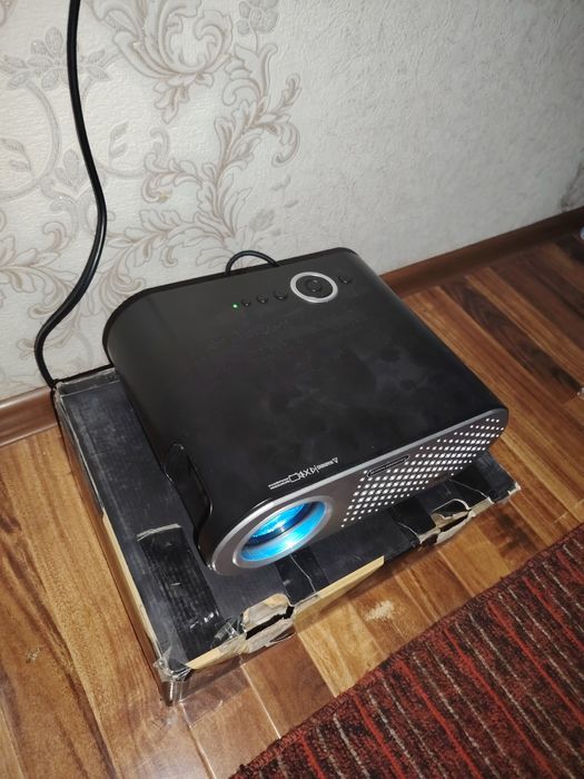 Proektor sotiladi yangi