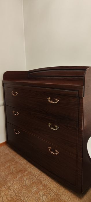 Большой деревянный комод