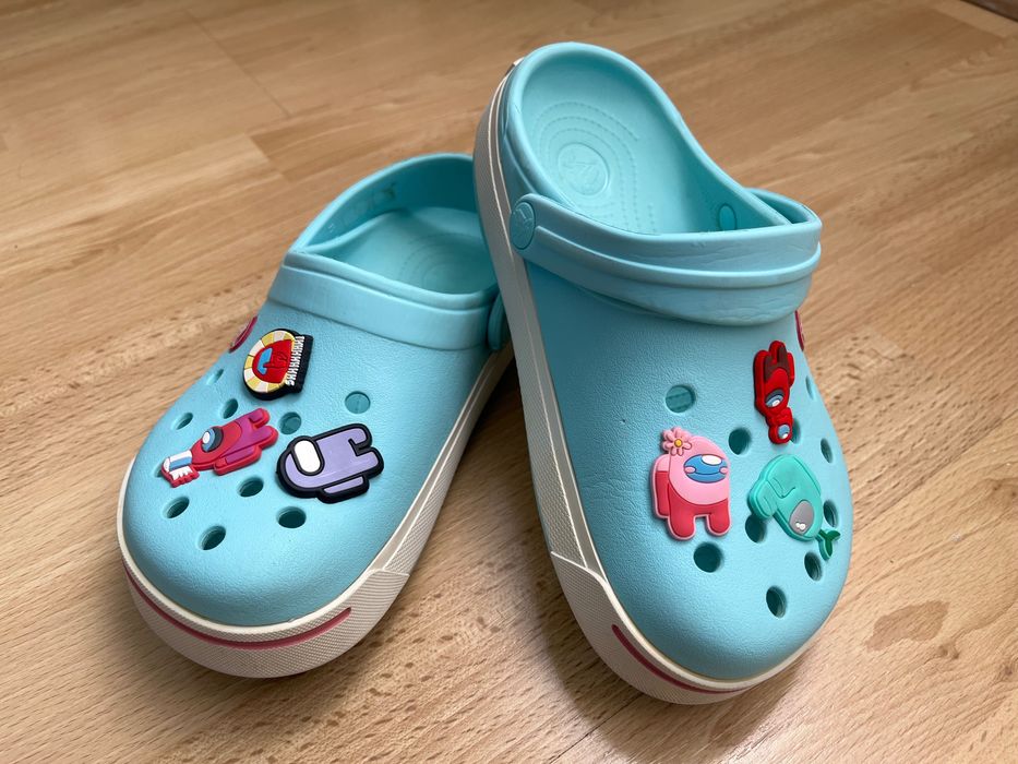Детски Crocs за момиче + Jibbitz Among Us – размер 33–34 (8-10 год.)
