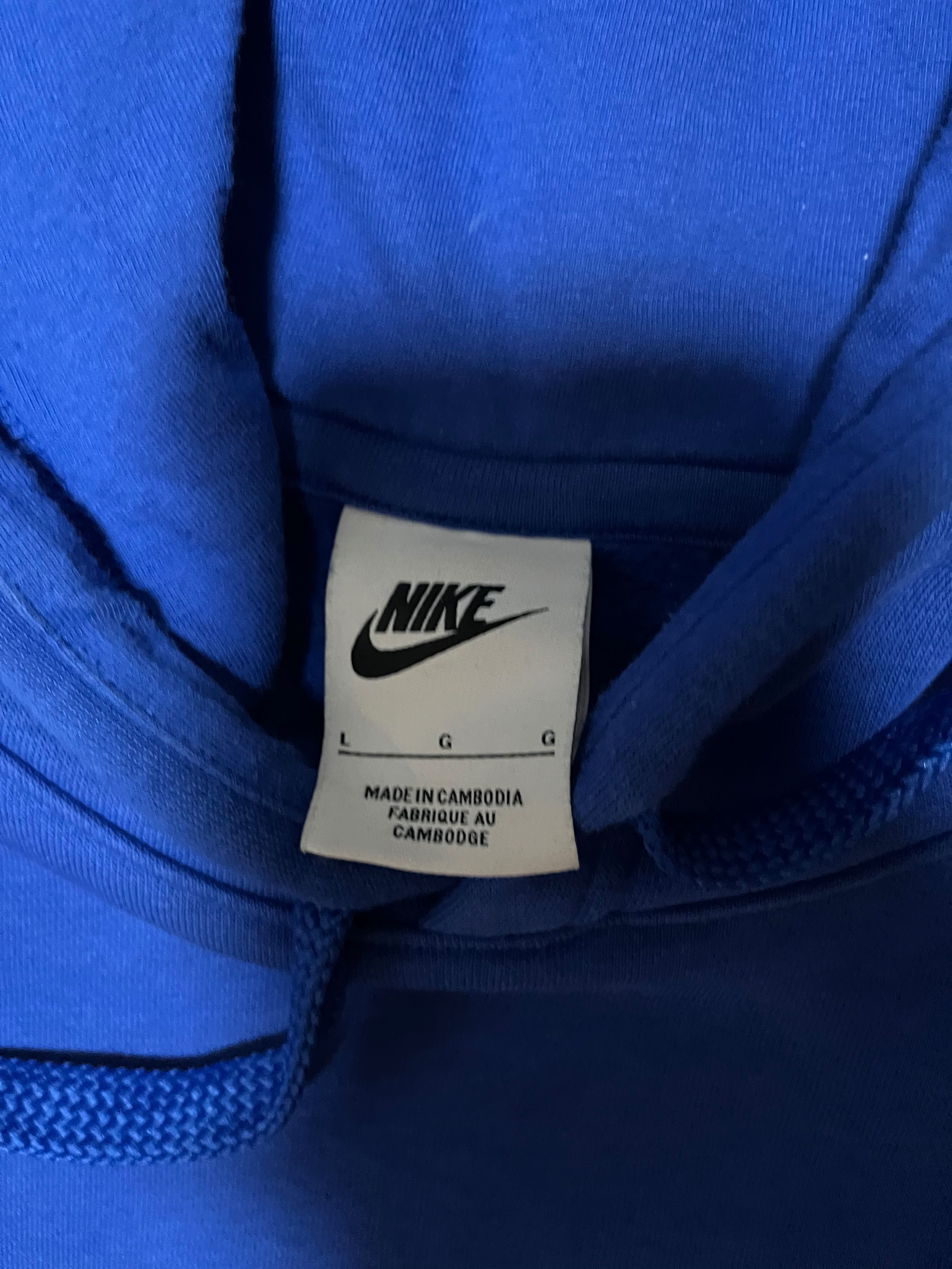 Продавам син суичър Nike