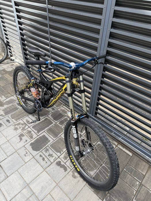 Bicicleta Downhill RAM DHX 2 + casca fullface THE carbon