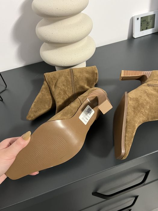 Cizme maro lungi cu toc gros Asos