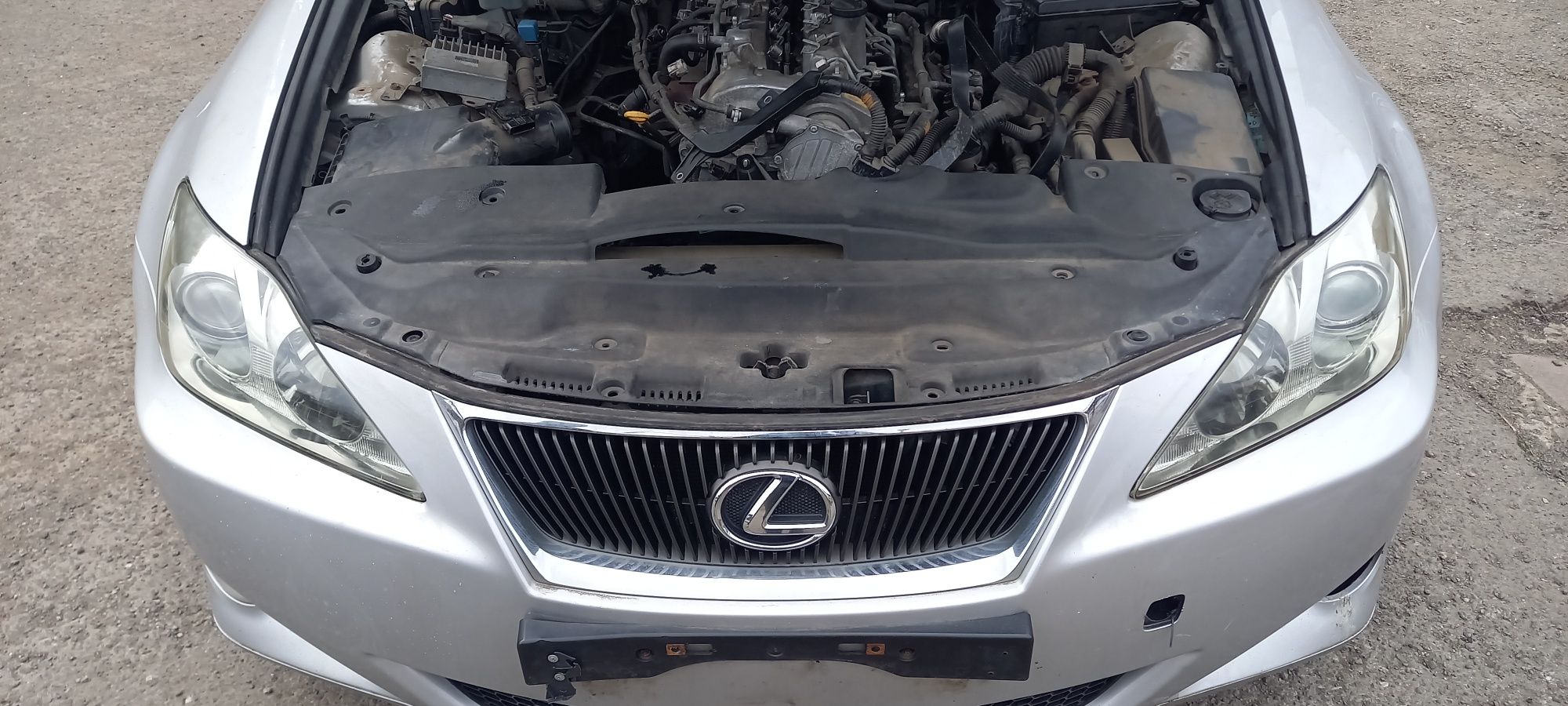 Lexus IS 220d на части