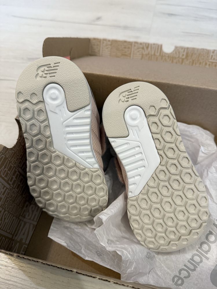 Чисто нови детски маратонки New Balance, размер 26