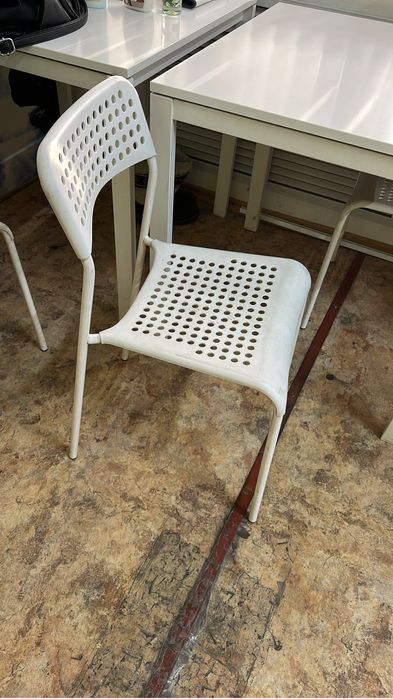 Продам пластиковые стулья икея