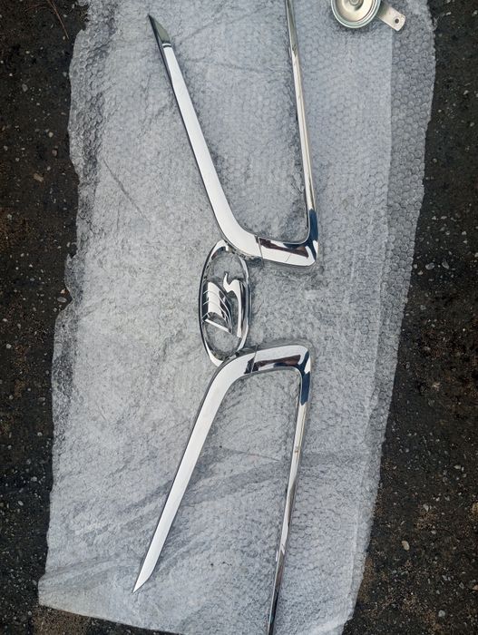 Продам эмблему, молдинги, заглушки под противотуманки на бампер лада г