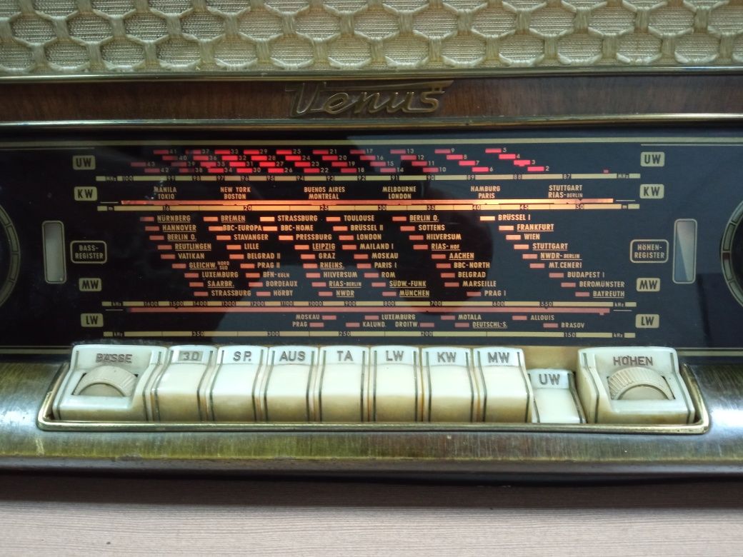 LOEWE OPTA-VENUS-560W-Старо лампово радио.