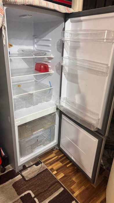 Двухкамерный холодильник с нижней морозильной камерой