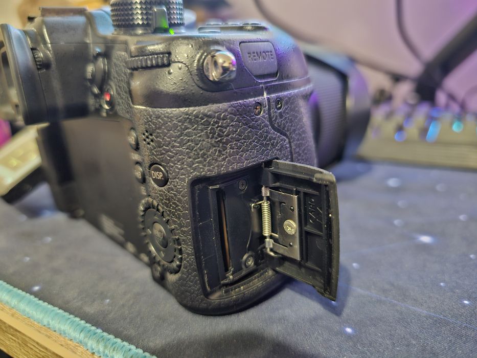 Panasonic gh4 cu 2 obiective și 4 acumulatori