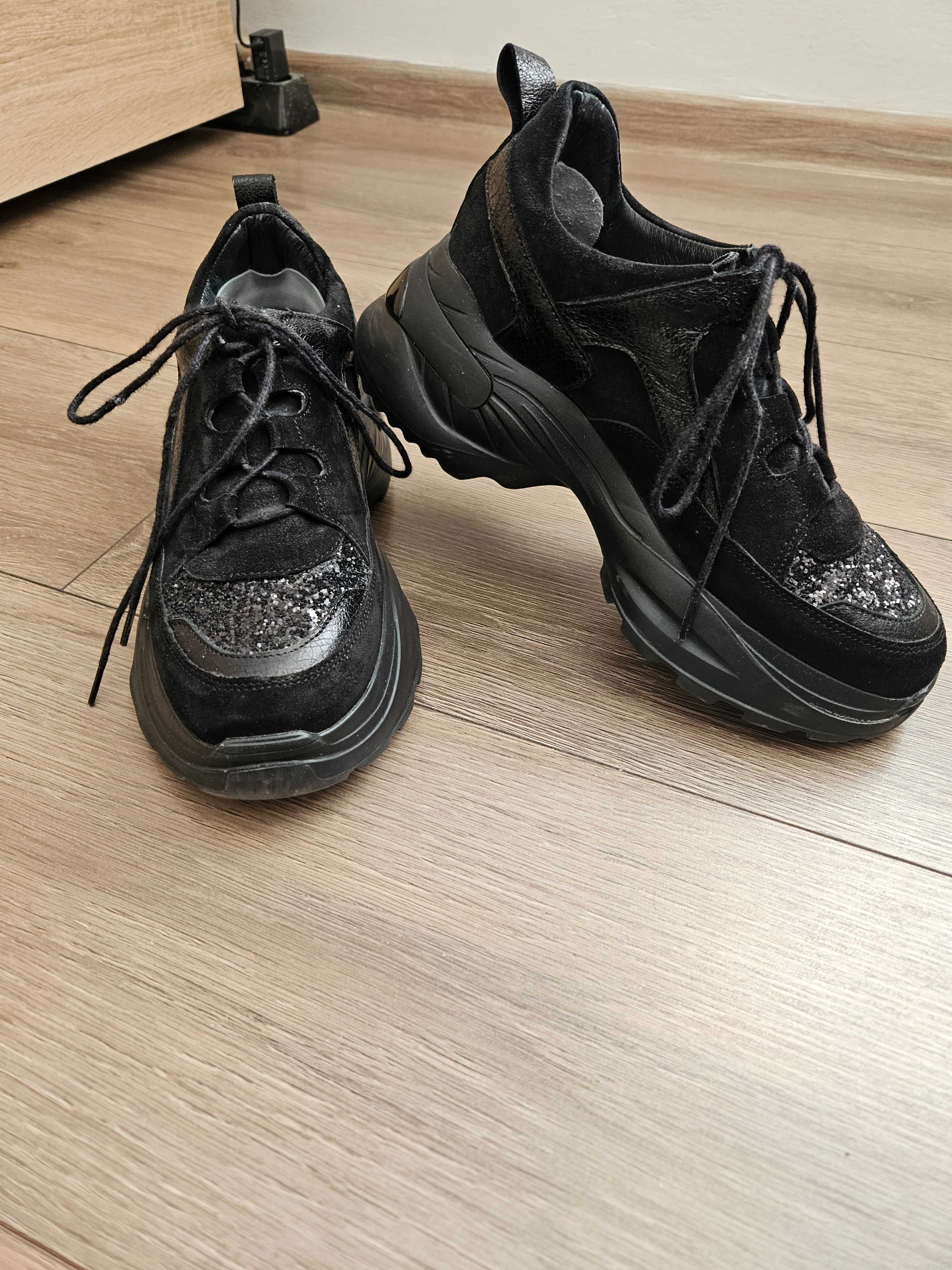 Спортни обувки със скосена платформа