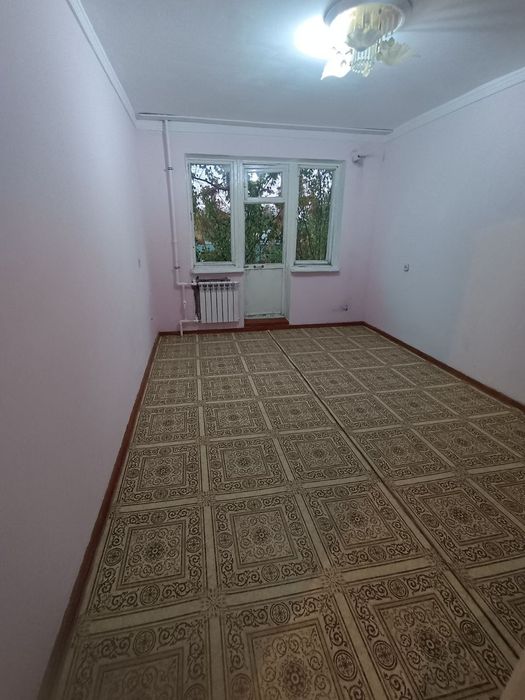 Срочно продаётся 1 ком в чирчике 3 мкн 3 этаж около пост гаи