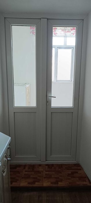 Пластиковая дверь б/у