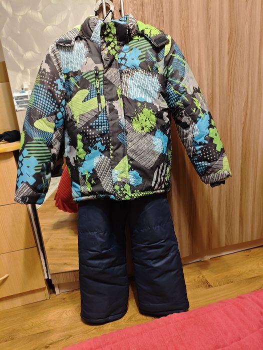 Продам зимний комбинезон на мальчика. Расцветка подойдёт и для девочек