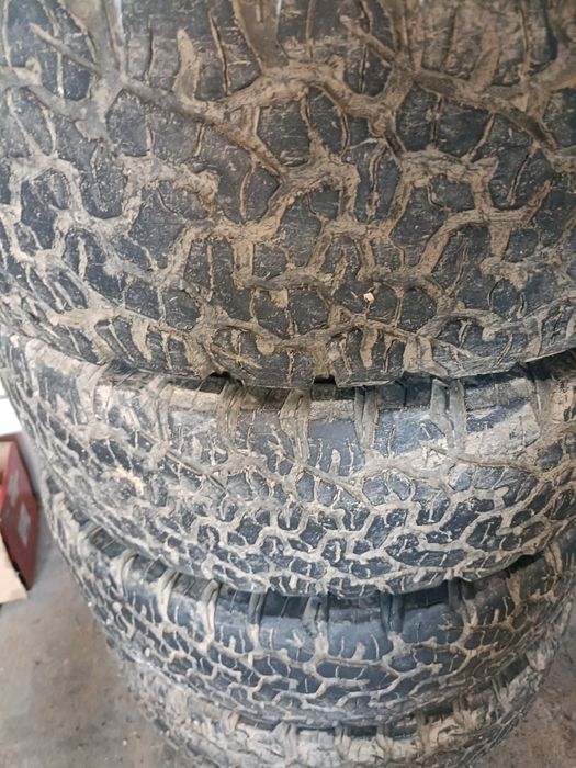 Vând cauciucuri de teren