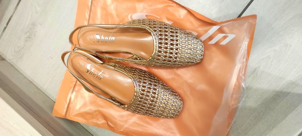 Обувки в златист цвят