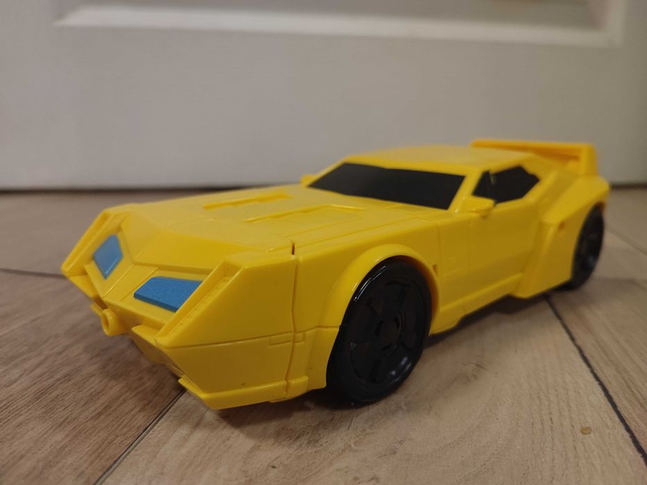 Голям робот Трансформърс Бъмбълби – издава звуци!