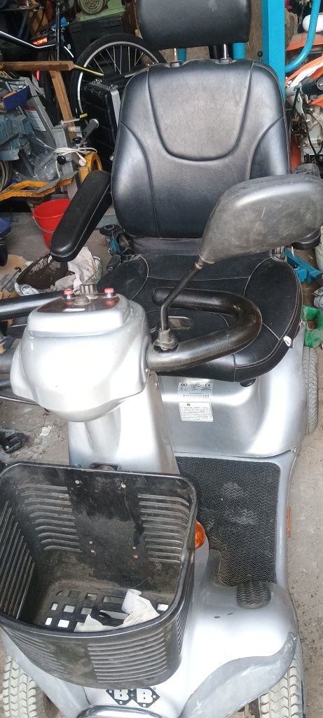 Cărucior electric persoane dizabilitati.