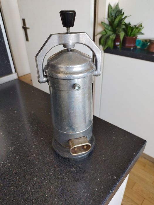 Продавам електрическа антикварна кафеварка