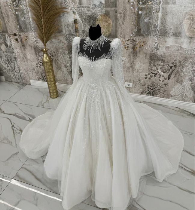 Vand rochie de mireasa , cu crinolina si voal incluse