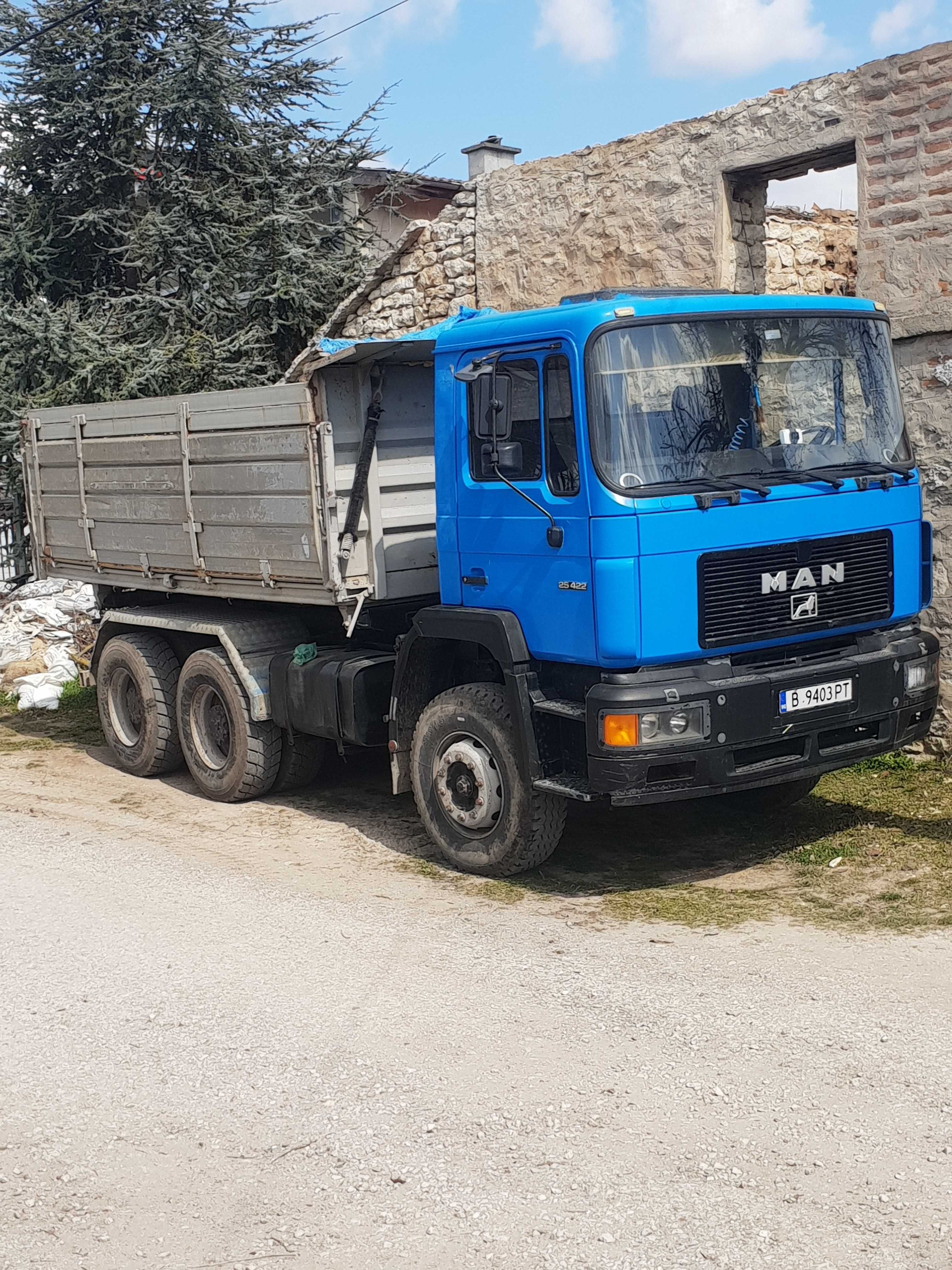 Услуги със Самосвали-От 10 до 30 Тона и Багери