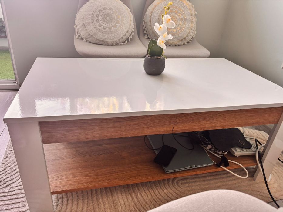 Холна маса чисто нова