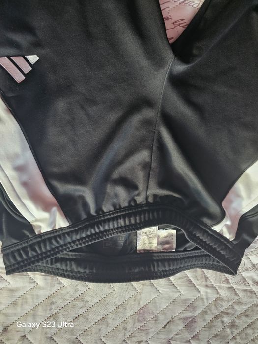 Продавам анцунг адидас