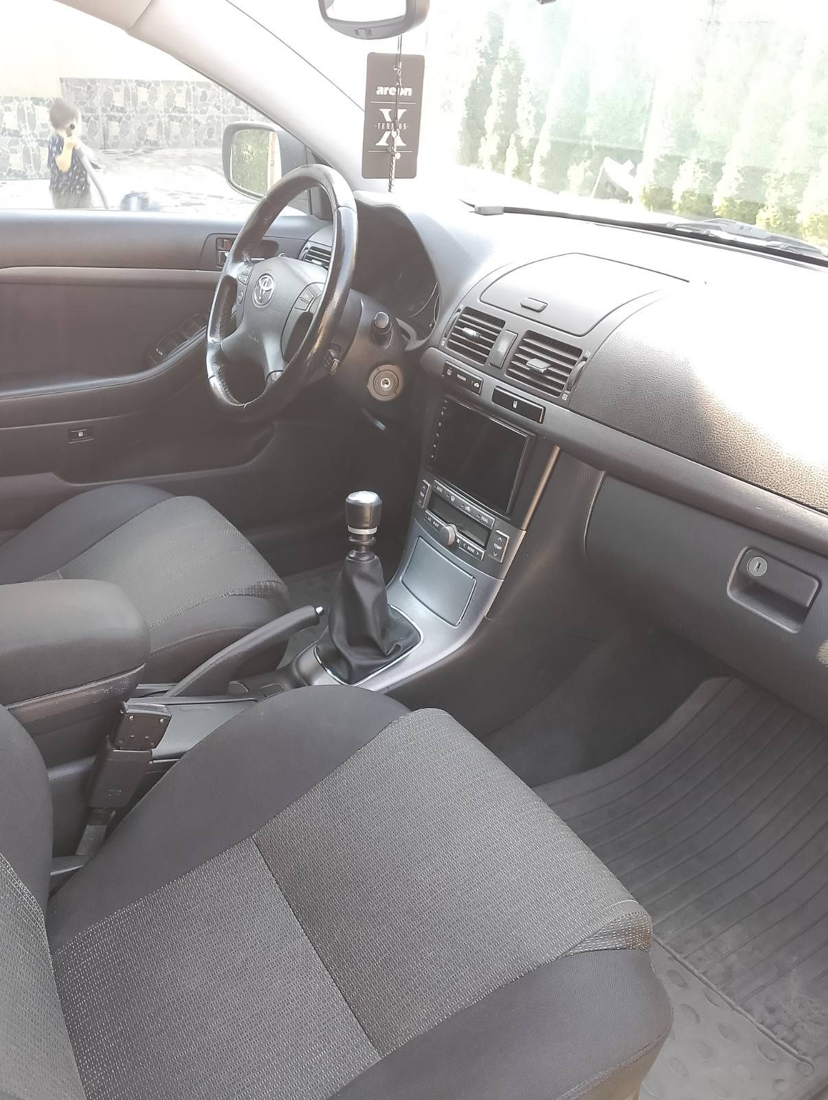 Продавам Тойота Авенсис