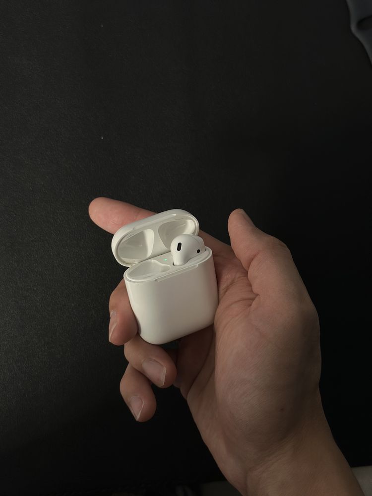 Airpods 2, кейс и правый наушник