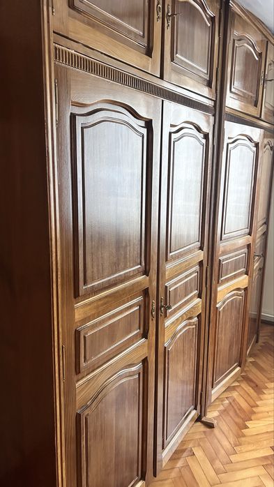 Vand doua Dulapuri  antice din lemn masiv