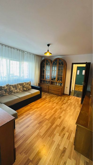 PROPRIETAR Vand apartament cu 2 camere,parter inalt + boxa