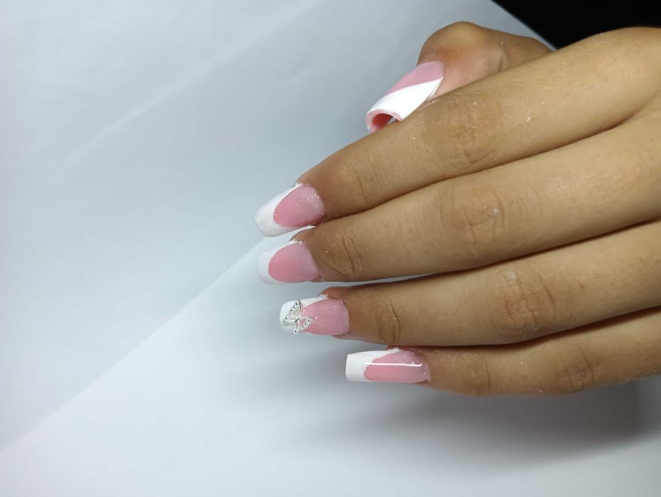 Realizez unghii cu gel