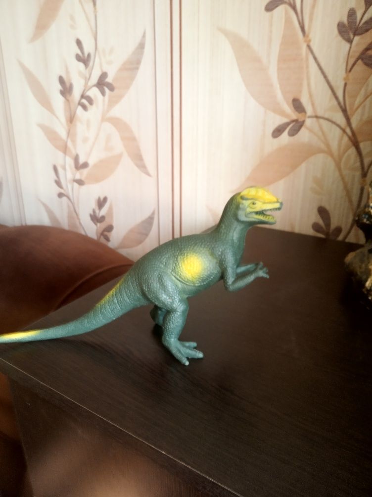 Продам набор фигурок животных  и динозавра.
