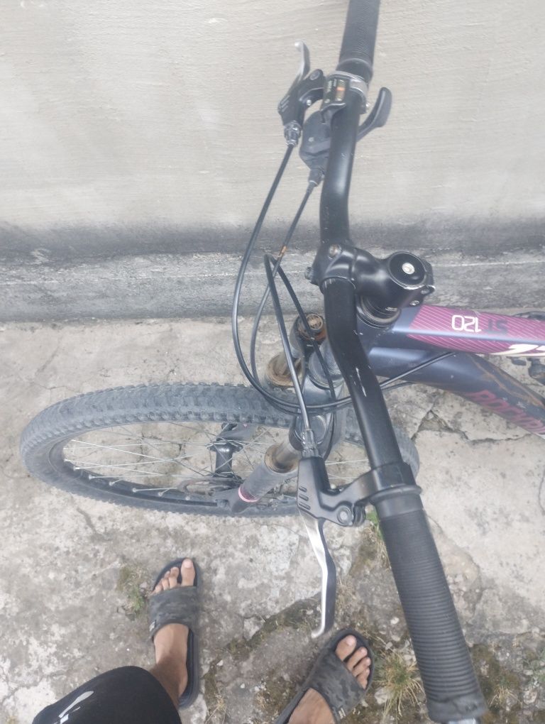 Vând bicicleta st120