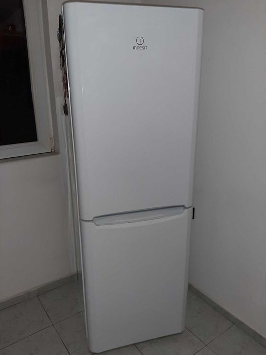 Хладилник с фризер Indesit