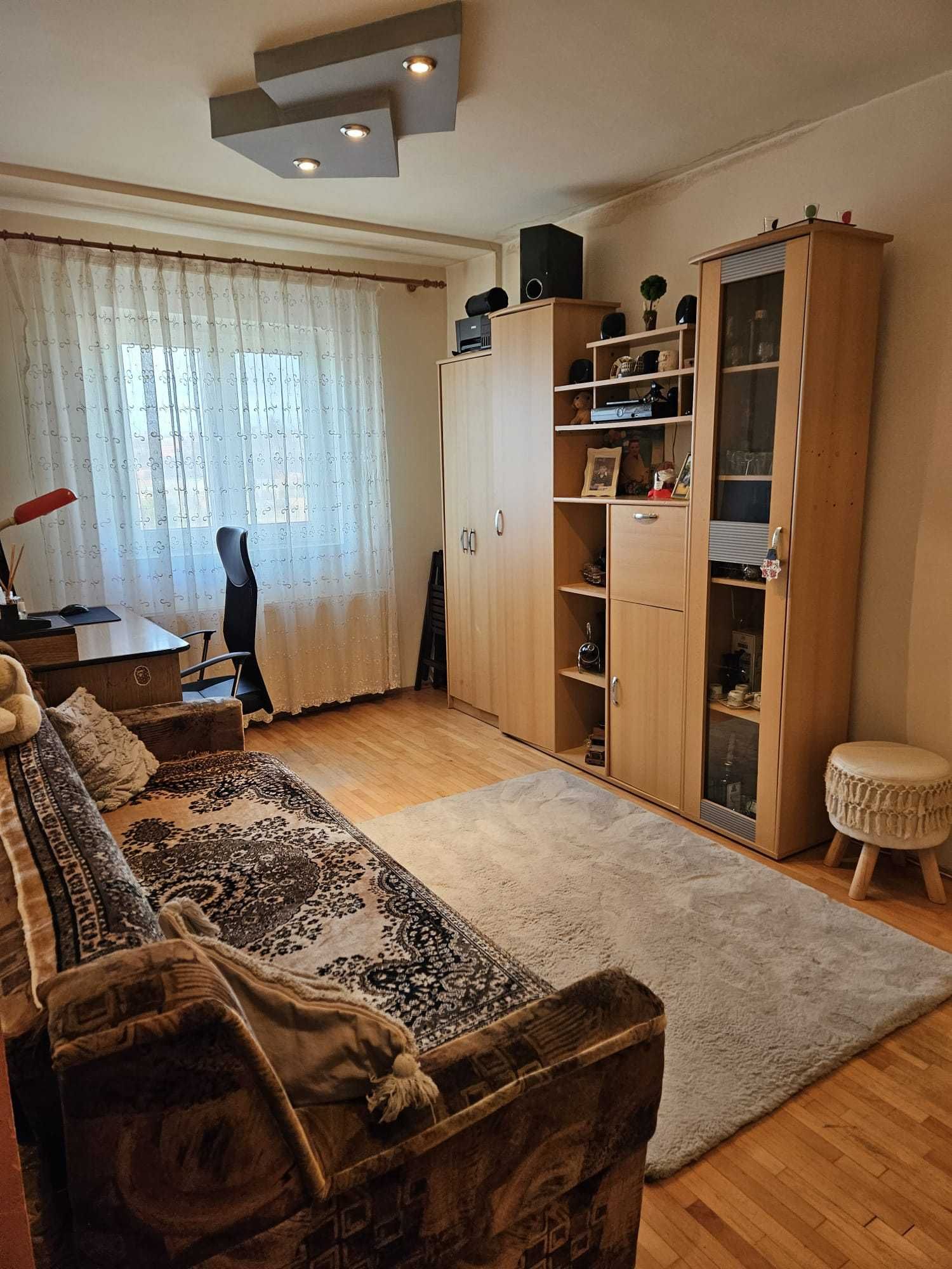 Vand apartament 3 camere Huedin