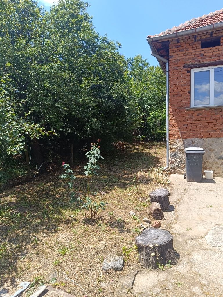 Къща с двор и лятна кухня