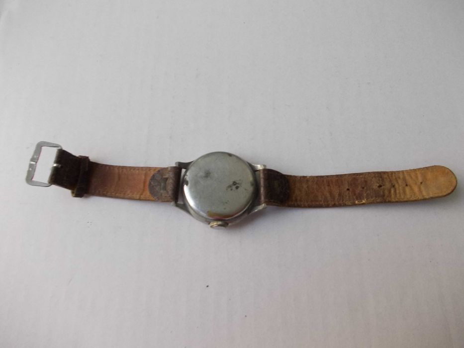 Ceas vechi de mana barbatesc MILITAR? defect