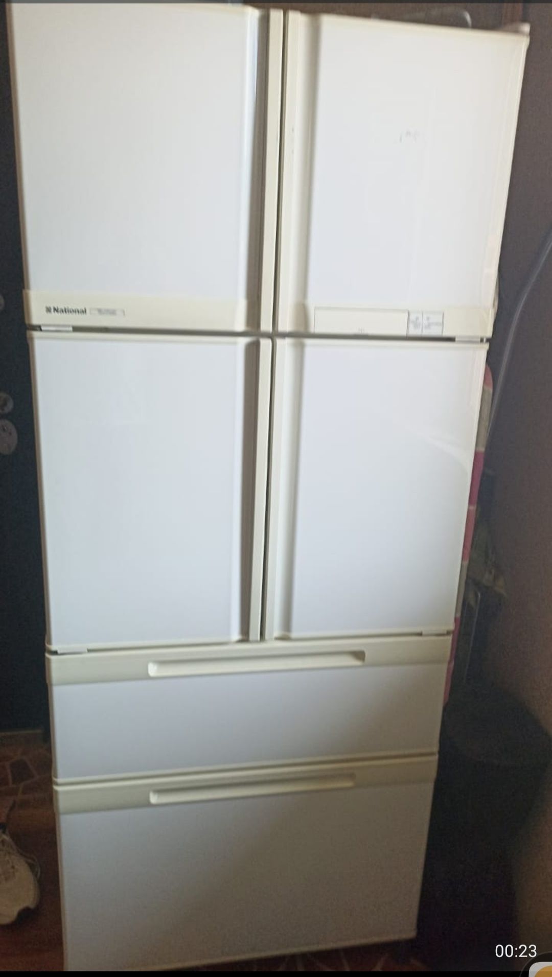 Срочно продам двухдверный холодильник