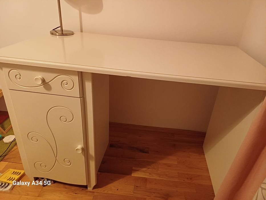 Birou modern din mdf alb, model deosebit, întreținut excelent