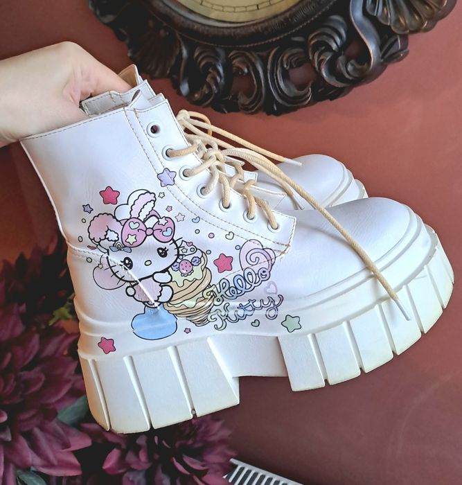 Bocanci dr martens Hello kitty ghete albe marime 35