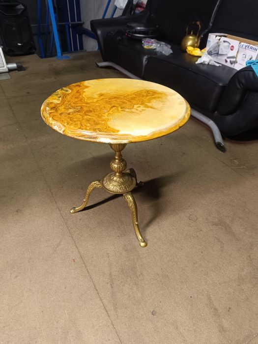 Барокова бронзова маса със плод от оникс