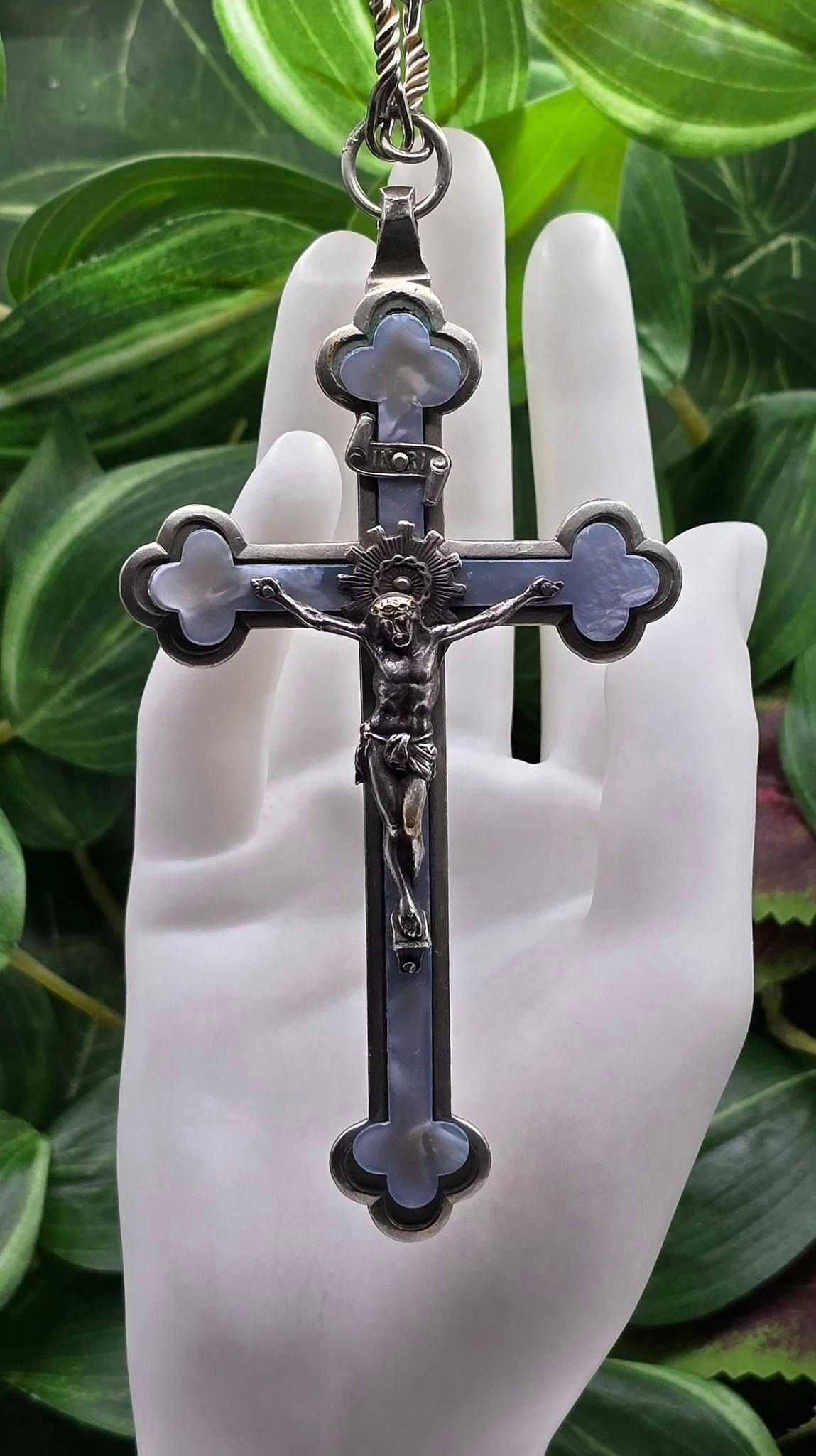 Lanț lung cu crucifix pectoral vechi