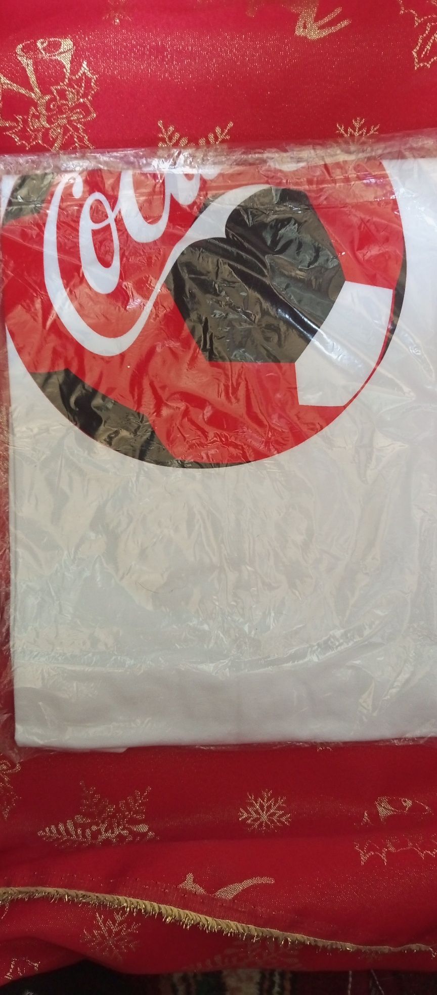 Продаются футболки с логотипом coca-cola.