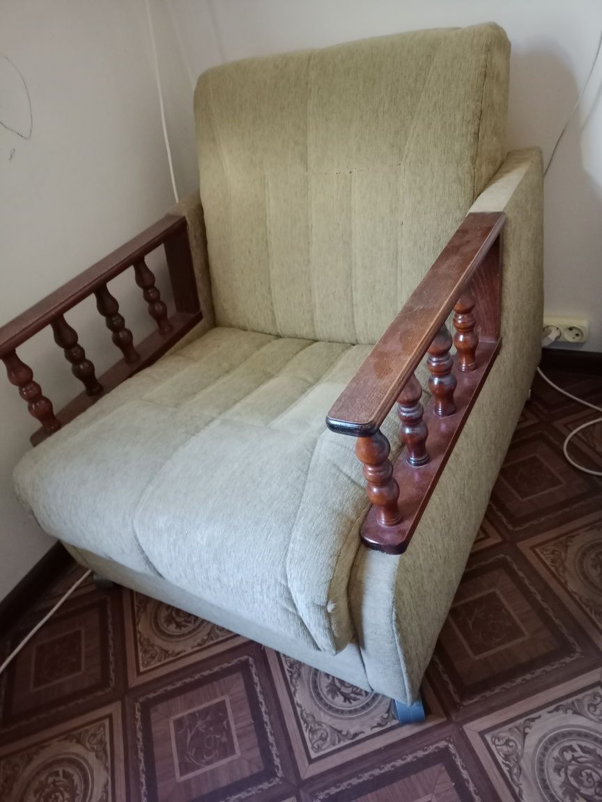 Продам диван с 2 креслами офисное кресло, столешницу Дафна