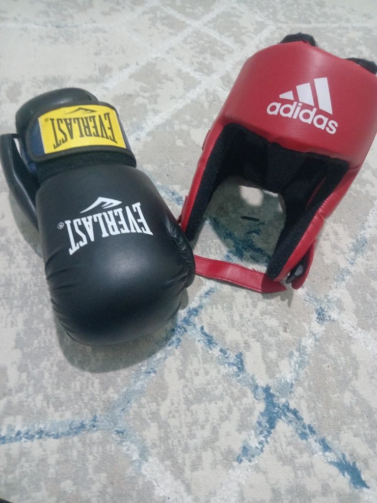 Шлем и перчатки для бокса