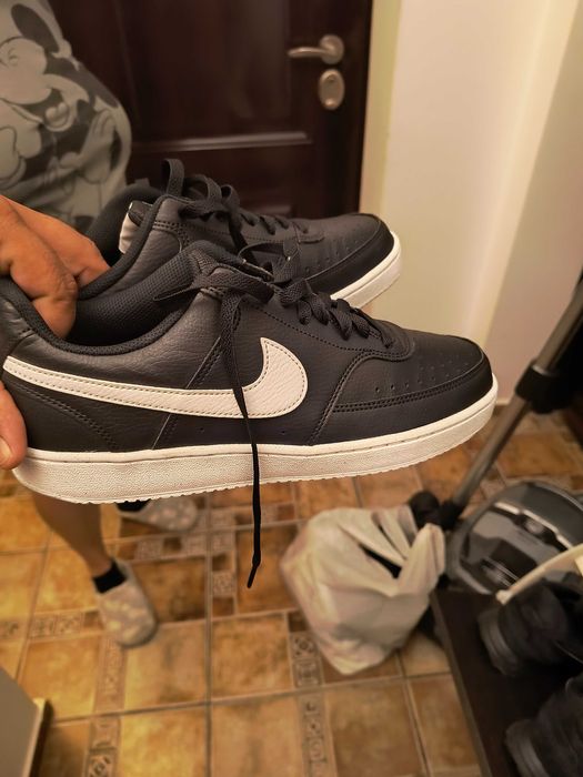 Vând 2 perechi de adidași Nike, ambele mărimea 42.5