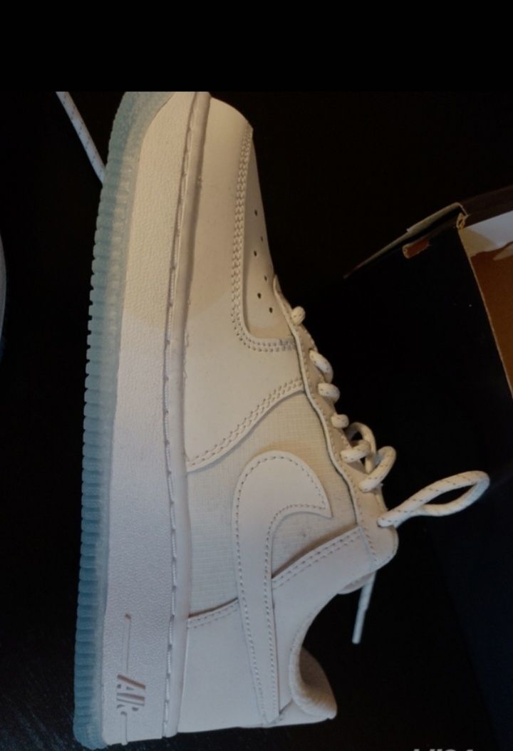 NIKE AIR FORCE 1 '07
-ORIGINALI
-mărimea 36,5
-unisex
-noi, (nu au fos