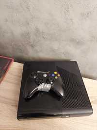 Vând xbox 360 e .