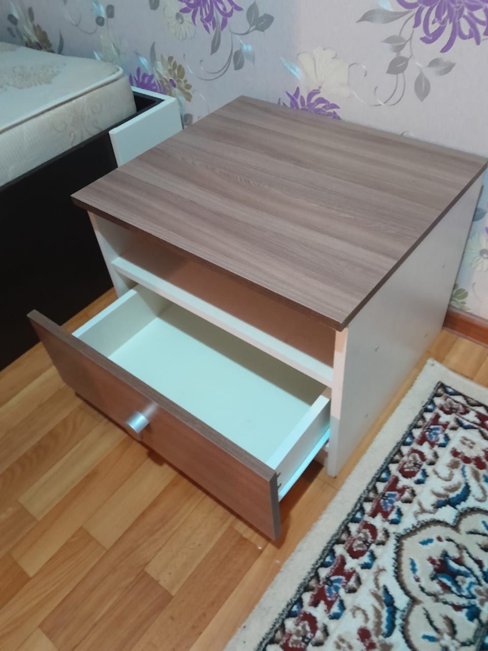 Продам комод и тумбу прикроватную