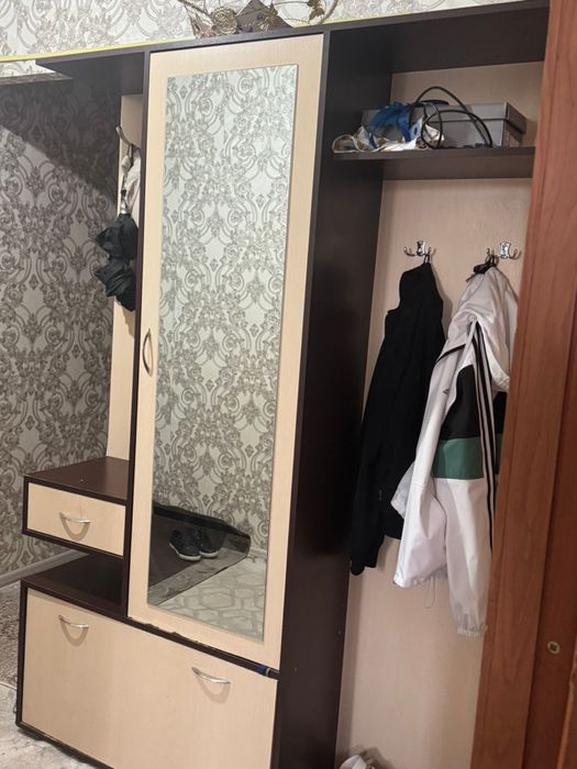 Диван и прихожи.